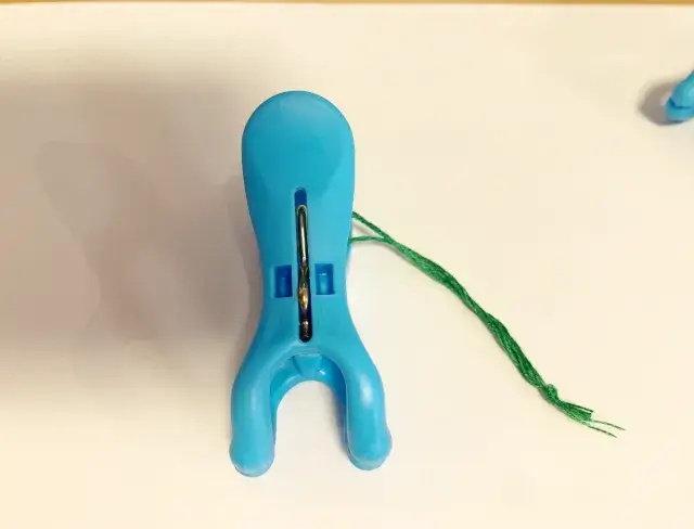 IKEAタコハンガーにつけるピンチに紐をつける